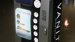 ラスベガスのナイトクラブの外には、ローラソールのスタイリッシュなバレエフラットを販売する自販機がある＝Rollasole提供