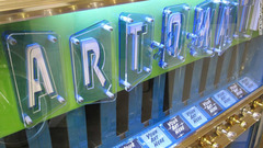 米首都ワシントンにあるスミソニアン・アメリカ美術館の自動販売機「アート・オー・マット」ではポケットサイズの芸術作品を入手可能＝Art-o-mat提供