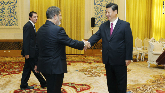 訪中したエジプトのムルシ大統領を迎え入れる中国の習近平国家副主席（右端）＝今年８月３０日撮影
