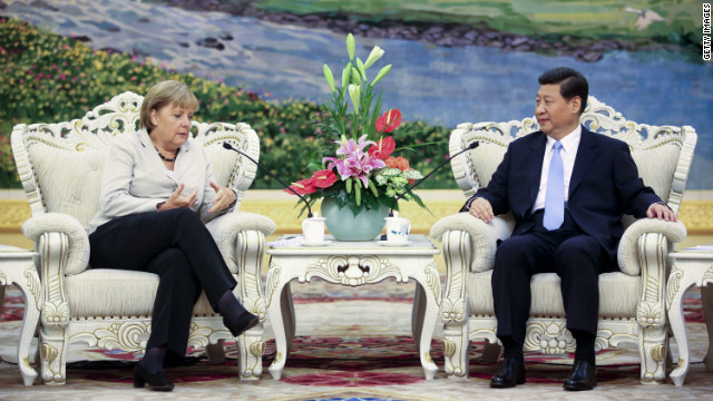 北京でメルケル・ドイツ首相と会談する中国の習近平国家副主席（右）＝今年８月３０日撮影