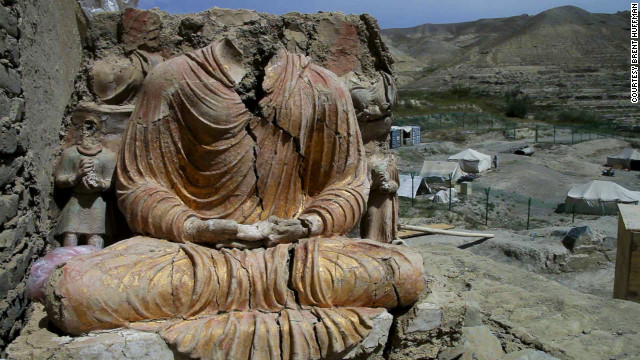 鉱山を見下ろす仏像。年内に始まる開発で破壊の危機にある＝ブレント・ハフマン教授提供