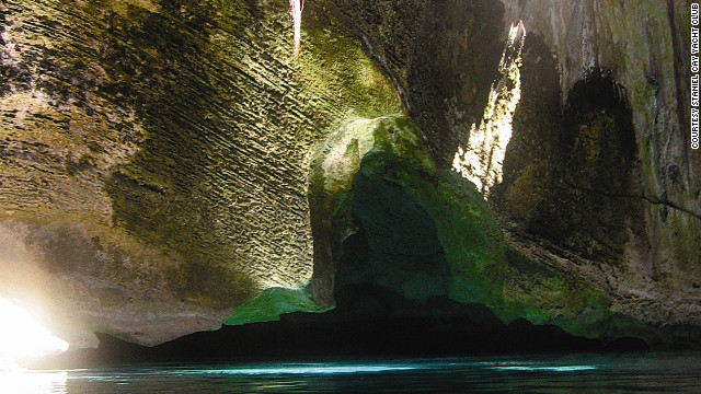 「サンダーボール作戦」（１９６５年）にはエグズーマ諸島の海中洞窟で戦闘するシーンがある。この映画の上映以来、この洞窟はサンダーボール・グロットと名付けられた(C)Staniel Cay Yacht Club