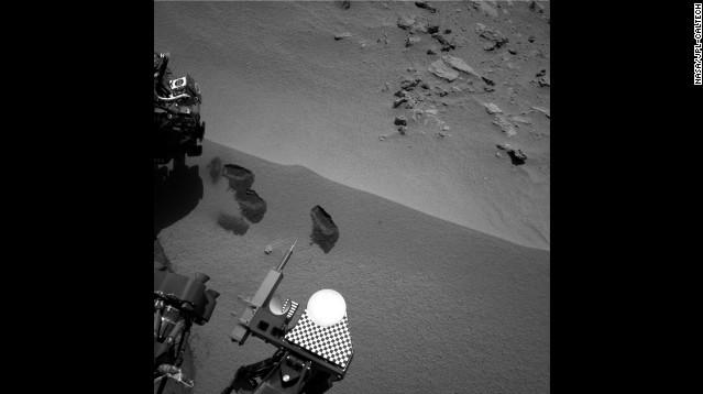 火星探査機キュリオシティが土を３回すくった跡が見られる＝NASA/JPL-CALTECH提供
