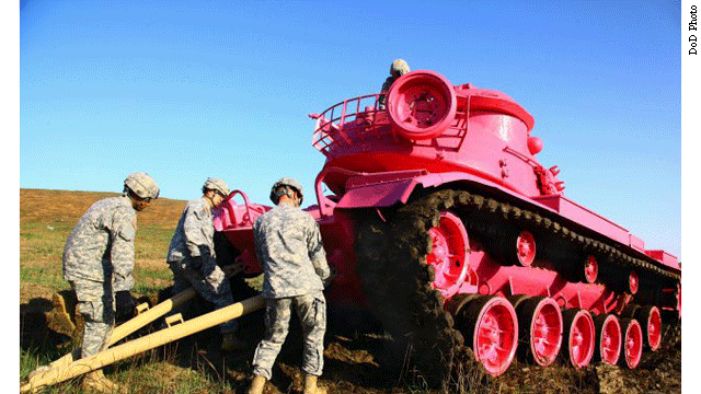 砲撃訓練場で標的の位置に据えられるピンク色のＭ６０型戦車＝米国防総省提供