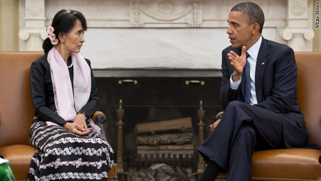 ホワイトハウスの執務室でミャンマーの野党指導者アウンサンスーチー氏と会談するオバマ大統領＝２０１２年９月、ホワイトハウス提供写真