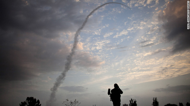 飛来するロケット弾を打ち落とすイスラエルの防衛システム「アイアンドーム」