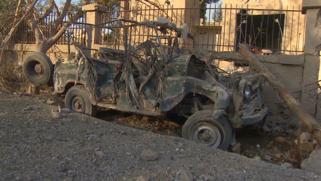 空爆で破壊された車両。シリア国内では依然として衝突が続いている
