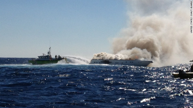 炎上した大型ヨットの消火作業にあたる沿岸警備隊などの消防艇＝米沿岸警備隊提供
