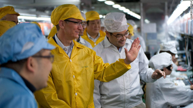 中国の工場を視察する米アップルのティム・クックＣＥＯ（左から２番目）＝アップル提供