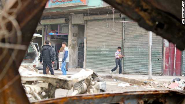破壊されたアレッポの街中の少年たち。各地で戦闘が続く