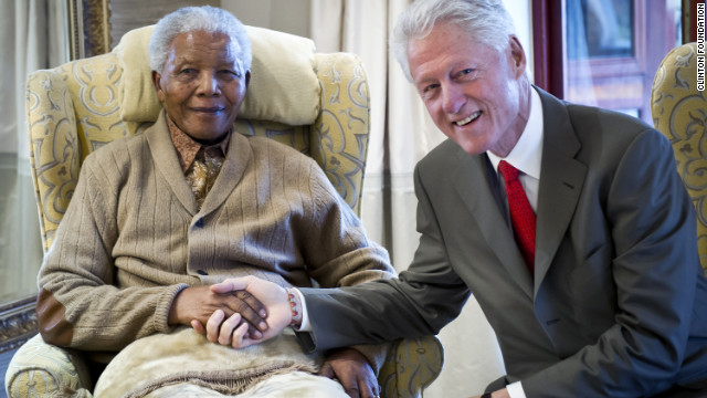 マンデラ氏（左）とクリントン元米大統領＝２０１２年７月、クリントン財団提供