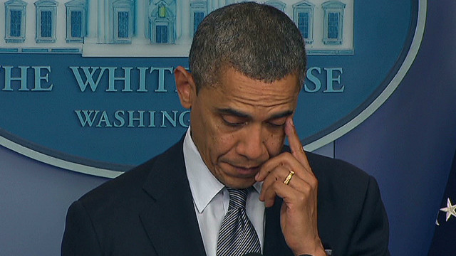 涙をぬぐうオバマ大統領