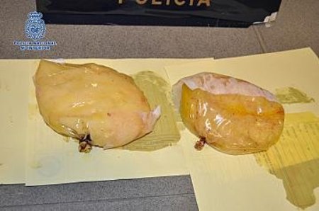 押収されたコカイン入りの袋＝スペイン内務省提供