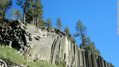 ６位のイースタン・シエラ（カリフォルニア州）。溶岩流によって形成された玄武岩柱が見られるデビルズポストパイル国定史跡 (C) Alekos McKee/Mono County Tourism