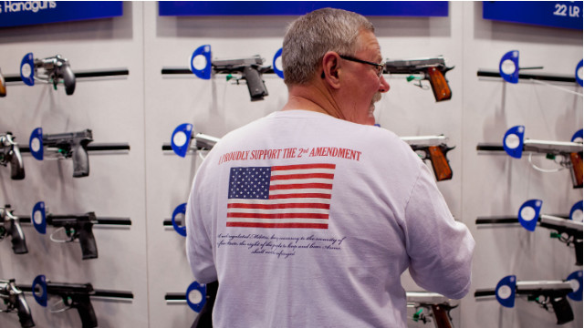 武器携行の権利を認めた憲法修正第２条が記されたＴシャツを着る男性