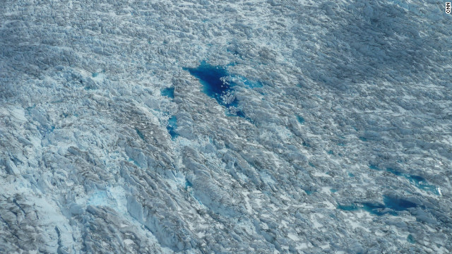 グリーンランドの氷床が解けて池を作っている