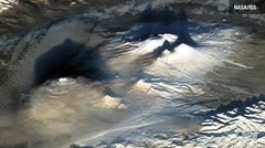 「夜明けの火山はドラマチックな眺め。レンズを通して見つけたときは息をのんだ」＝NASA/ISS提供