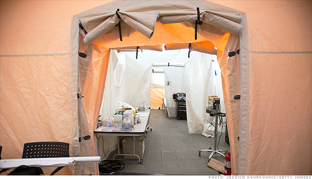 米ペンシルベニア州でインフルエンザ患者治療に当たる病院のテント