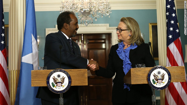 クリントン米国務長官（右）と握手を交わすソマリアのモハムド大統領