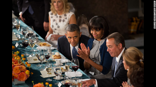 就任式前の昼食会でベイナー下院議長（右から２番目）と食事をともにするオバマ大統領夫妻