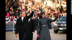 道の両脇を埋め尽くした人々に手を振る大統領夫妻