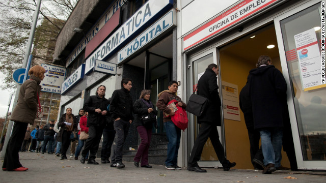 職探しをするスペインの人々。全世界の失業者数は今年、２億人を突破するとの見方が出ている