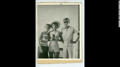 ジャクリーン・ケネディ（中央）が鏡に映った３人を撮影した写真　写真提供＝JOHN MCINNIS AUCTIONEERS