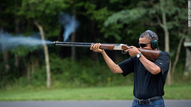 射撃をするオバマ大統領＝ホワイトハウス提供