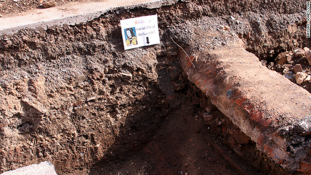 発掘された遺骨は小さな墓に不自然な格好で押し込められていた