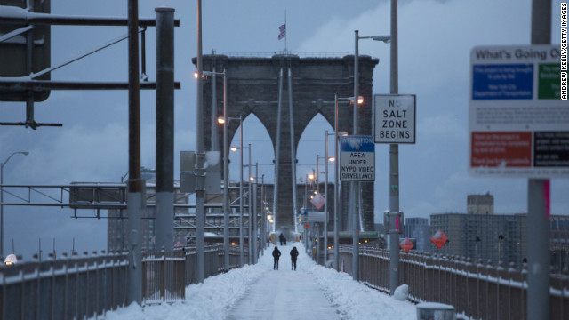 雪が積もったブルックリン橋＝米ニューヨーク市