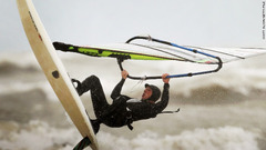 冬のミシガン湖でウインドサーフィンを楽しむ人