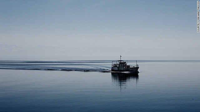 ロシアのバイカル湖は地球上の淡水の約２割を擁する＝MIKHAIL TALISOV氏提供