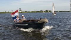 カーグ湖（オランダ）でボート乗りを楽しむカップル＝DIRK HUIJSSOON氏提供