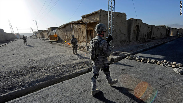 アフガニスタンの街中をパトロールする米兵