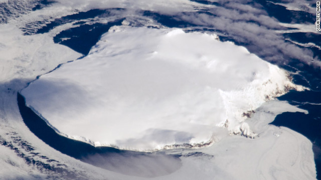 島全体がほぼ完全に氷河で覆われているブーベ島　写真提供＝NASA