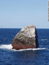 ロッコール島は休火山の先端で、高さは約２０メートルある 写真提供＝ANILOCRA/WIKIMEDIA COMMONS