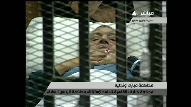ベッドで出廷したムバラク前大統領＝２０１１年８月、Egyptian State TV提供