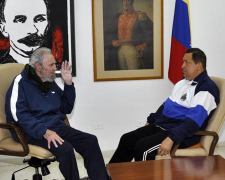 フィデロ・カストロ前国家評議会議長（左）とチャベス大統領＝２０１２年、Estudio Revelucion提供