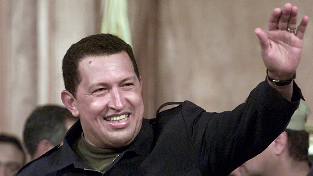 支持者に笑顔で手を振るチャベス大統領＝２００２年