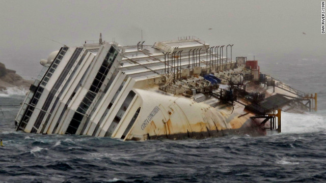 今なお海上で横倒しになったままの伊客船「コスタ・コンコルディア」