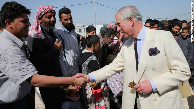 ヨルダンのシリア人難民キャンプを訪れたチャールズ皇太子（右）