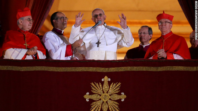 新ローマ法王フランシスコ１世がサンピエトロ大聖堂で群衆に語りかける様子