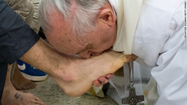 少年の足にキスするローマ法王フランシスコ