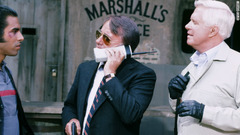 １９８３～８７年に放映された米ドラマ「特攻野郎Ａチーム」にもレンガのような大きさの携帯電話が登場。ハンニバル・スミス（右）の電話を奪った男（中央）は、この後コングに打ちのめされるかもしれない