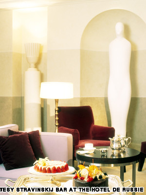 ホテル・デ・ルシー内のストラヴィンスキー・バー。おすすめコーヒー：クルミの砂糖漬けが付いたエスプレッソ