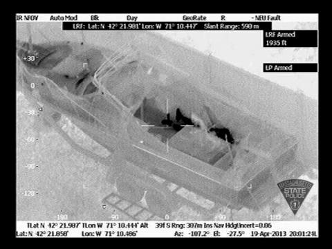 警察は上空のヘリコプターから熱センサーで容疑者の様子を撮影＝マサチューセッツ州警察提供