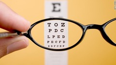 ８位：検眼士　目を検査する専門職。高齢化により需要が増えるとみられる