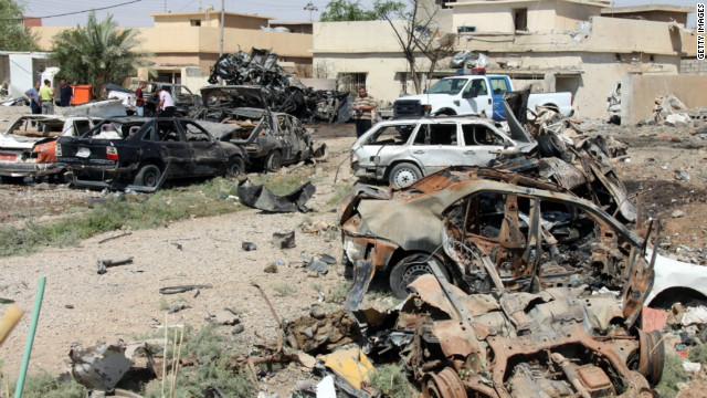 イラク・キルクークで破壊された車両。国内では宗派対立が続いている