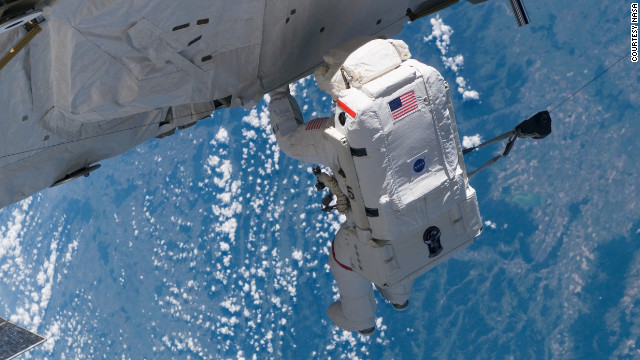 船外活動をする宇宙飛行士＝２００６年、ＮＡＳＡ提供