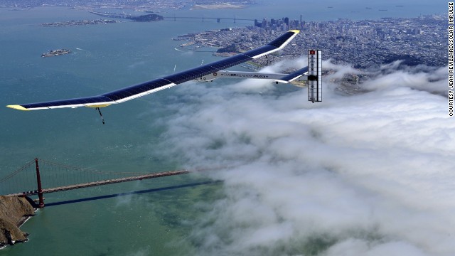 米サンフランシスコ上空を飛ぶソーラーインパルス＝JEAN REVILLARD/SOLAR IMPULSE提供
